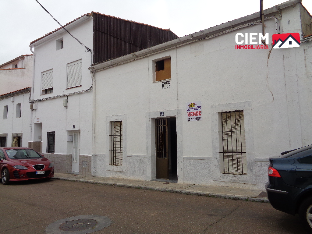 CASA DE PLANTA BAJA CON GRAN COCHERA