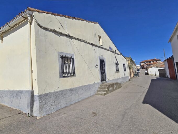 CASA DE PLANTA BAJA , EN ESCURIAL, CON PATIO Y COCHERA